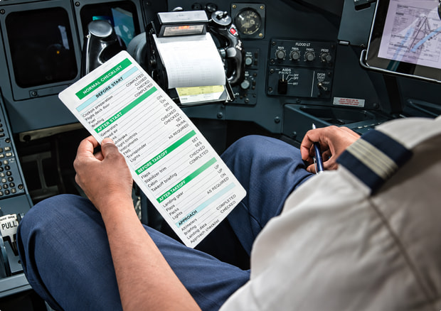 Figura 1-8. Las listas de verificación han sido la base de la estandarización del piloto y la seguridad de vuelo durante muchos años.